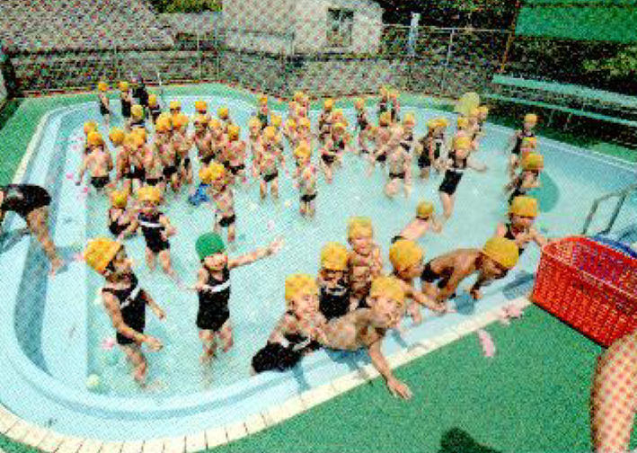 学年みんなで入れる広大なプール